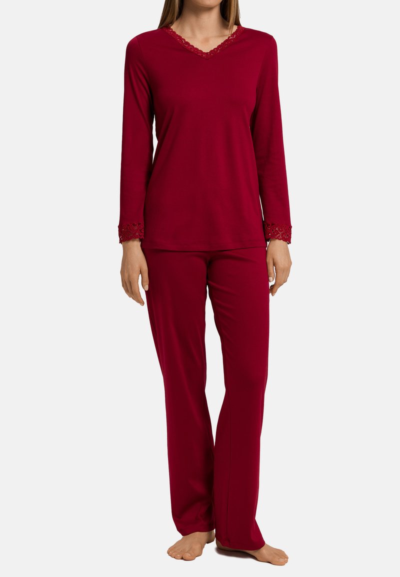 Pigiama lungo rosso a maniche lunghe con scollatura a V, rifiniture in pizzo sul collo e sui polsini, materiale in cotone morbido, vestibilità comoda e pantaloni coordinati.