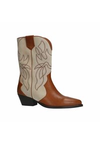 Bottes de cowboy en cuir marron et en daim beige avec des coutures décoratives, un bout pointu et un léger talon. Présente des éléments de design de style western.