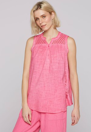 Rosa ärmellose Bluse aus leichtem Stoff mit Knopfleiste. Verfügt über eine strukturierte Passe und gestickten Text an der Seite.