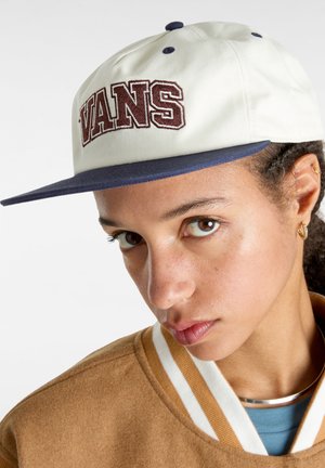Cappello da baseball crema con visiera blu navy, con logo "VANS" ricamato in bordeaux. Tessuto di cotone con forma strutturata, design a otto pannelli.