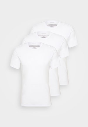 Drei weiße Baumwoll-T-Shirts mit kurzen Ärmeln und Rundhalsausschnitten, die ein einfaches Design und minimale Details aufweisen.