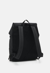 Sac à dos noir avec bretelles rembourrées, panneau arrière en maille et poignée de transport sur fond blanc uni.