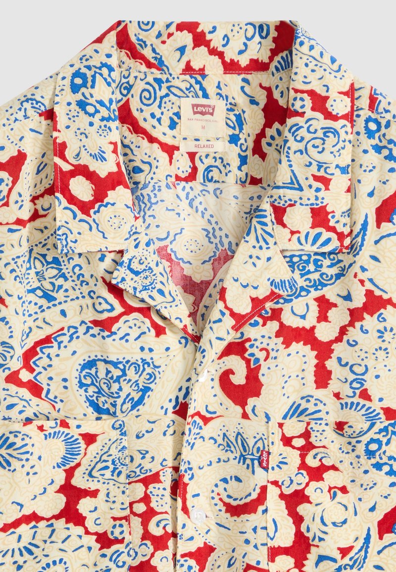 Levi's relaxed fit skjorte med røde, blå og beige abstrakte blomster- og paisleymønstre samt krave.