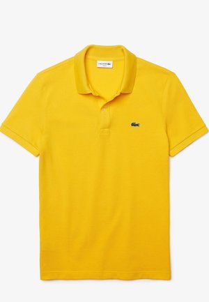 Geel polo met korte mouwen, kraag, twee-knops sluiting en klein groen krokodillenlogo op de linkerborst.