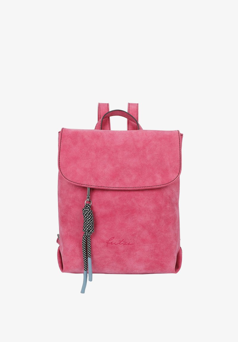 Mochila de cuero vegano rosa con cierre de solapa, asa de mano superior, tirantes ajustables y un colgante decorativo. Textura suave.