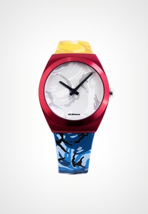 Montre ronde avec un cadran rouge, des aiguilles des heures et des minutes noires, un cadran blanc abstrait et un bracelet à motifs jaune et bleu.