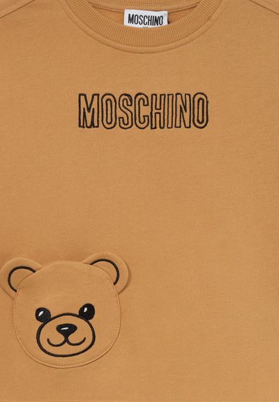 Moschino sweatshirt i beige med svart broderat varumärkesnamn, med en broderad björnfacedetalj på fickan fram.