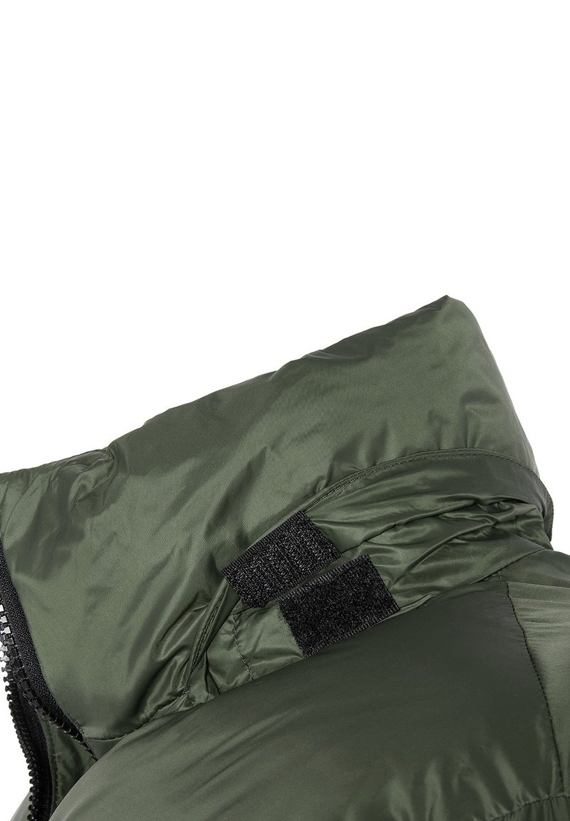 Veste rembourrée vert foncé avec un col haut. Présente un tissu lisse et brillant et des accents en Velcro noir sur le col.
