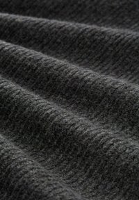 Szary wełniany materiał z teksturowanym splotem, posiadający diagonalne żłobienia i miękką, puszystą powierzchnię, układający się w delikatne fałdy.