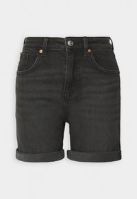 Pantalones cortos de mezclilla negra con dobladillo enrollado, diseño de cinco bolsillos, botón metálico y detalles de costura contrastante. Textura suave con un ligero brillo.