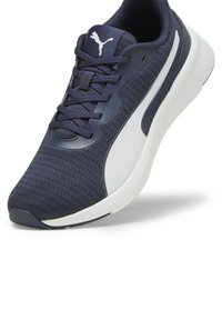 Zapatillas deportivas en color azul marino con parte superior de malla texturizada, acentos blancos y suela acolchada. Presenta cordones y un logotipo en la lengüeta.