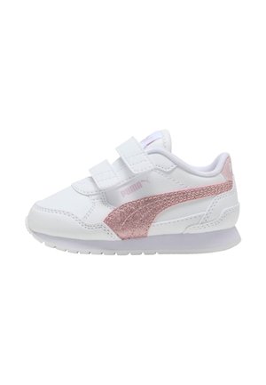 Sneaker bianco per bambini con logo Puma in glitter rosa, doppie bande in Velcro e suola in gomma bianca.