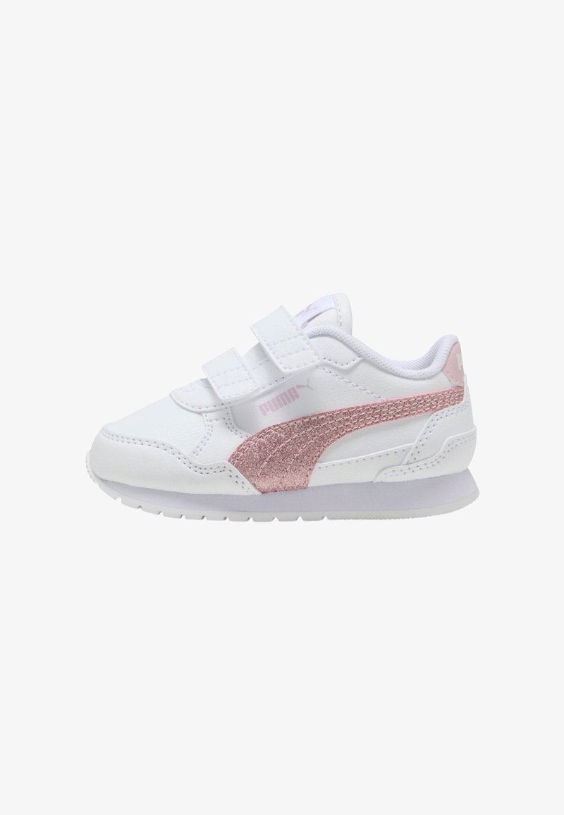 Sneaker bianco per bambini con logo Puma in glitter rosa, doppie bande in Velcro e suola in gomma bianca.