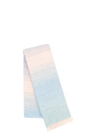 Sciarpa intrecciata con una texture morbida, caratterizzata da strisce orizzontali azzurro chiaro e rosa pallido e un motivo a spina di pesce. Bordo sfilacciato.