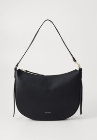 Geantă de umăr din piele neagră cu finisaj texturat, formă semilunară, închidere cu fermoar în partea de sus și detaliu logo aurit pe față.