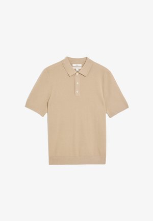 Polo de punto beige con mangas cortas, cuello clásico y tapeta de tres botones. Presenta una tela texturizada.