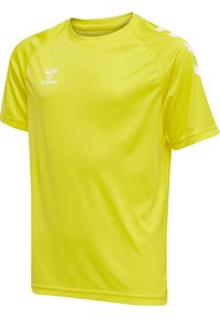 Camiseta atlética amarilla, de manga corta, hecha de tejido ligero. Presenta un logo blanco y detalles en los hombros. Textura suave.