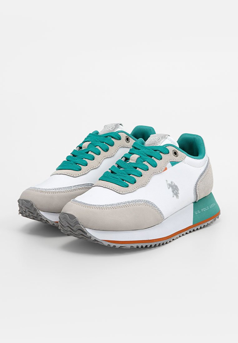 Weiße und graue Sportsneaker mit türkisfarbenen Schnüren, Wildlederakzenten und einer Gummisohle. Auffälliges Logo an der Seite.