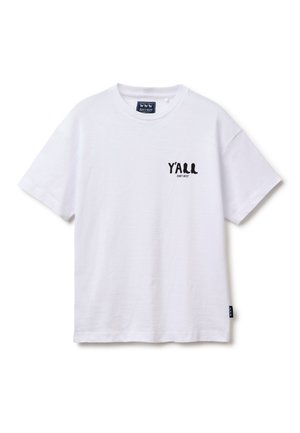 T-shirt bianca a maniche corte con scollo rotondo, con scritta nera "Y'ALL" e piccolo logo "JEANS WEST" sul petto a sinistra.