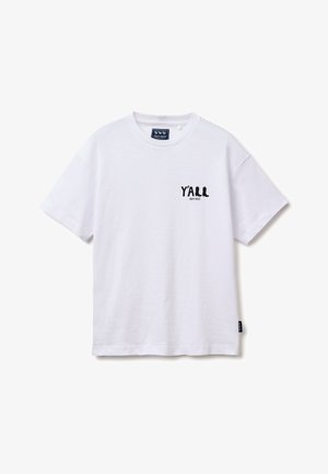 Witte T-shirt met korte mouwen en ronde hals, met zwarte tekst "Y'ALL" en klein "JEANS WEST" logo op de linkerborst.