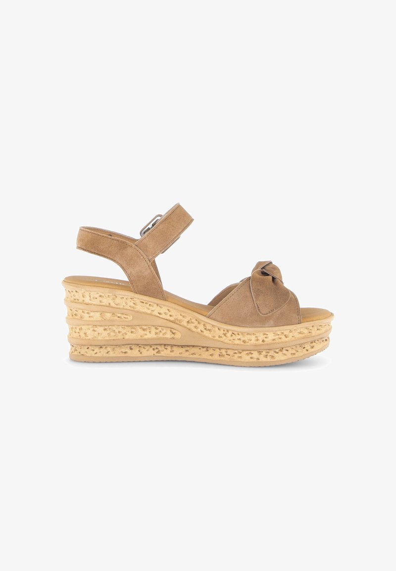 Sandalo zeppa color cammello con cinturino alla caviglia, dettaglio anteriore annodato e suola platform testurizzata.