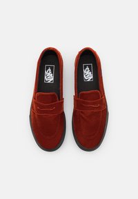 Rote samtige Slipper mit abgerundetem Zehenbereich, die eine gestickte Verzierung über dem Spann und eine schwarze Gummisohle aufweisen. Klassisches Logo innen sichtbar.