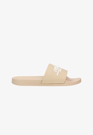 Sandale glissante beige avec une large bride arborant un logo blanc. Fabriquée en matériau flexible, la semelle plate offre un design simple et décontracté.