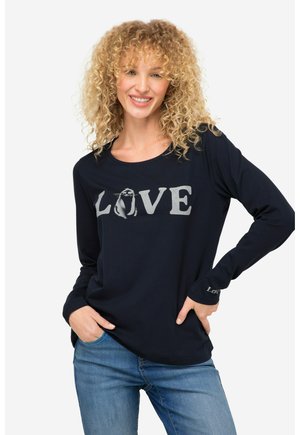 Marineblauwe langemouwen shirt met grijze "LOVE" tekst en een grafisch ontwerp. Zacht, rekbaar materiaal met een relaxte pasvorm. Mouwen met manchet en logo-detail.