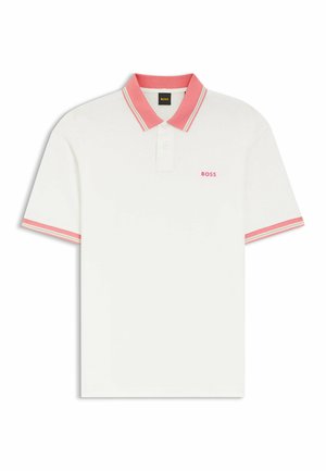 Polo blanc à manches courtes avec col rose et bandes sur les manches, patte à deux boutons et logo "BOSS" sur la poitrine gauche.