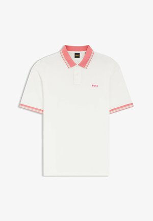 Polo blanc à manches courtes avec col rose et bandes sur les manches, patte à deux boutons et logo "BOSS" sur la poitrine gauche.