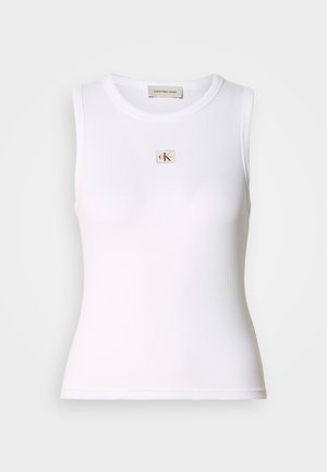 Débardeur blanc côtelé sans manches avec étiquette Calvin Klein Jeans sur la poitrine et étiquette intérieure au niveau du cou.