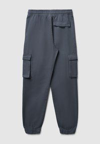 Ciemnoszare spodnie cargo z elastycznym paskiem w talii, wyposażone w boczne kieszenie oraz dwie duże kieszenie cargo na nogawkach. Gładka tekstura, zwężane mankiety.