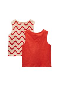 Deux débardeurs sans manches : l'un crème avec un motif en vagues rouges, l'autre rouge uni. Les deux sont en coton doux avec des encolures rondes.