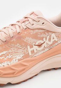 HOKA STINSON 7 - Trail hardloopschoenen - cream/sandstone