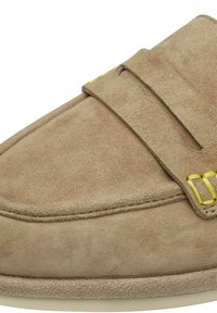 Světlé hnědé nubukové slip-on boty s dvěma pásky a žlutými akcenty. Mají zaoblený tvar a jemnou texturu. Žádné viditelné logo ani vzory.