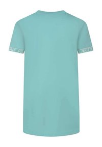 T-shirt bleu clair à manches courtes avec un col rond. Logo "PROJECT X" imprimé en blanc le long du poignet. Dos uni avec une texture lisse.