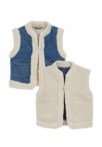 Due gilet: uno in denim con fodera e colletto in sherpa, l'altro completamente in sherpa beige con zip frontale. Entrambi sono senza maniche e presentano tasche laterali.