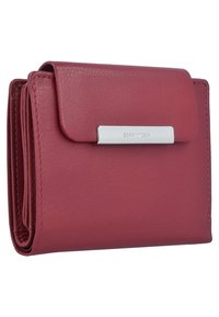 Röd läderplånbok med en slät yta, vikdesign och silverlogotyp. Har synliga sömmar och flera kortfack.
