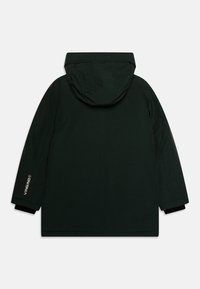 Mörkgrön parka-jacka med huva, elastiska ärmslut och en logotyp på vänster ärm. Slät textur med en rak skärning.