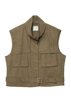 Ærmeløs khaki vest med bred krave, forlommer med klap og justerbart bælte med sølvspænde i taljen.