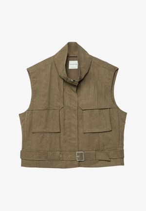 Ärmellose khakifarbene Weste mit weitem Kragen, vorderen Klappentaschen und verstellbarem Gürtel mit silberner Schnalle an der Taille.