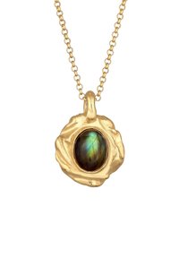 Collana d'oro con un pendente testurizzato che presenta una pietra di labradorite ovale che mostra sfumature blu e verdi. I collegamenti della catena sono rotondi e delicati.