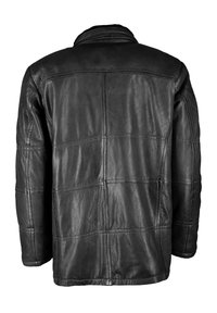 Zwarte leren jas met een textuurafwerking, met een hoge kraag en een doorgestikt paneelontwerp. De achterzijde toont gedetailleerde stiksels en naden.