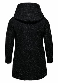 Abrigo de punto negro con una gran capucha, mangas largas y un acabado texturizado con un patrón moteado en toda su superficie.