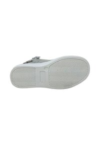 Scarpa grigia con suola in gomma bianca, caratterizzata da un motivo a zig zag sulla suola e una cerniera laterale. Materiale superiore liscio con dettagli minimi.