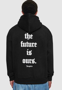 Czarny kaptur z dużym białym napisem na plecach brzmiącym "przyszłość należy do nas". Rękawy i dół zakończone ribbami. Luźny fason.