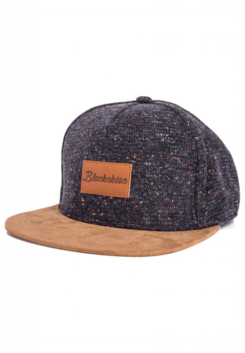 Cappellino blu scuro con parte superiore in tessuto strutturato e visiera in scamosciato beige. Presenta una toppa in pelle marrone con il logo "Blackskies" sul davanti.