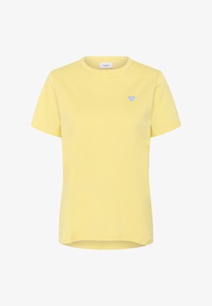 Geltona medvilnės marškinėliai su apvaliu kaklu ir trumpomis rankovėmis. Pasižymi mažyte mėlyna širdute išsiuvinėta ant kairiojo krūtinės.