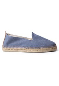 Espadrilla in tessuto blu con suola in juta, design slip-on e scollatura bassa. La cucitura in fibra naturale lungo il bordo aggiunge texture.