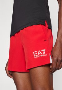 EA7 Emporio Armani SHORTS - Calções desportivos - racing red